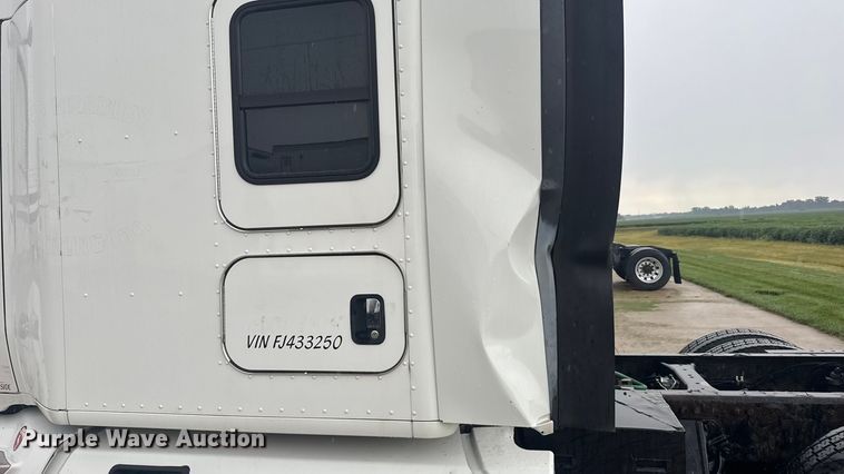 image for item ER2395 2015 Kenworth T680  semi truck