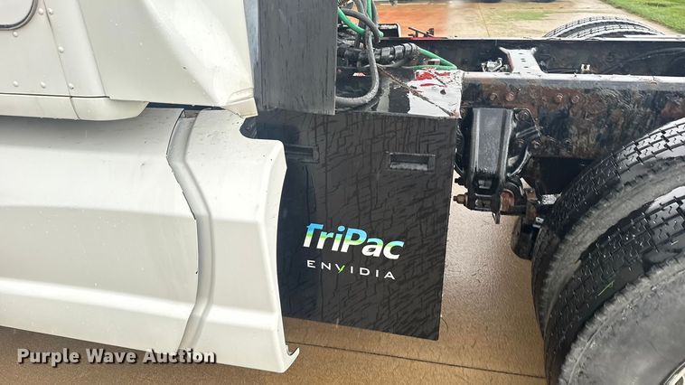 image for item ER2395 2015 Kenworth T680  semi truck