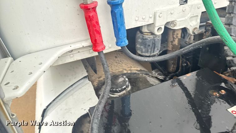 image for item ER2395 2015 Kenworth T680  semi truck