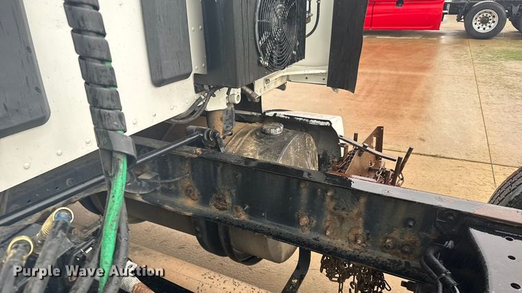 image for item ER2395 2015 Kenworth T680  semi truck