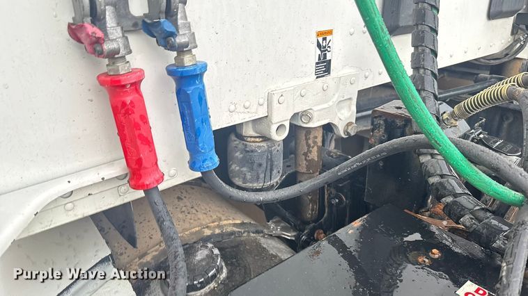 image for item ER2395 2015 Kenworth T680  semi truck