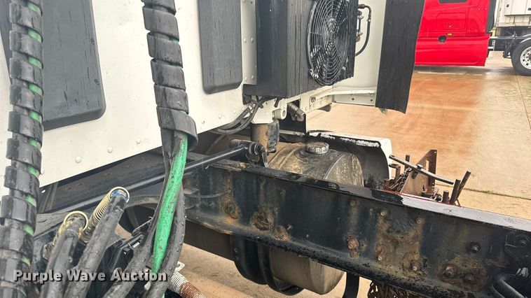 image for item ER2395 2015 Kenworth T680  semi truck