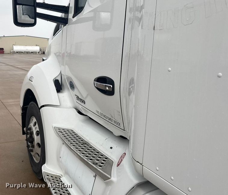 image for item ER2395 2015 Kenworth T680  semi truck