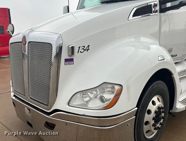 image for item ER2395 2015 Kenworth T680  semi truck