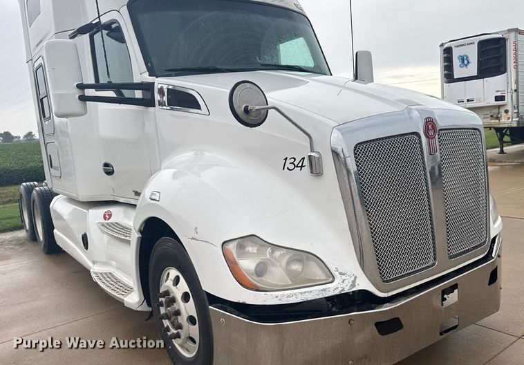 image for item ER2395 2015 Kenworth T680  semi truck