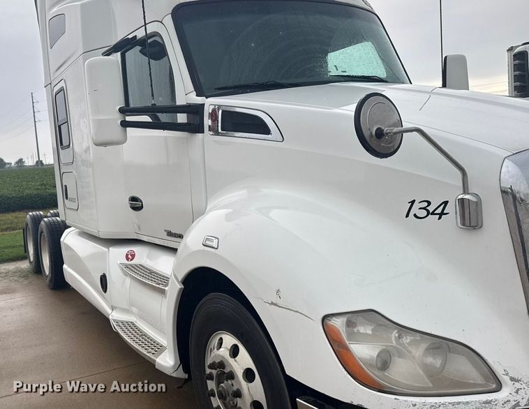 image for item ER2395 2015 Kenworth T680  semi truck