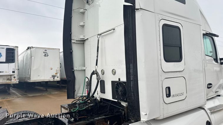 image for item ER2395 2015 Kenworth T680  semi truck