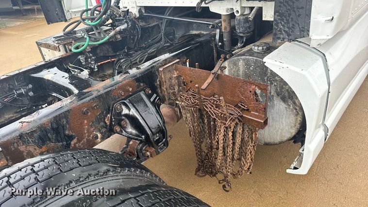 image for item ER2395 2015 Kenworth T680  semi truck