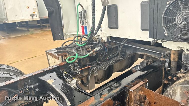 image for item ER2395 2015 Kenworth T680  semi truck