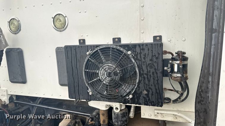 image for item ER2395 2015 Kenworth T680  semi truck