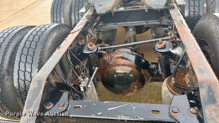 image for item ER2395 2015 Kenworth T680  semi truck