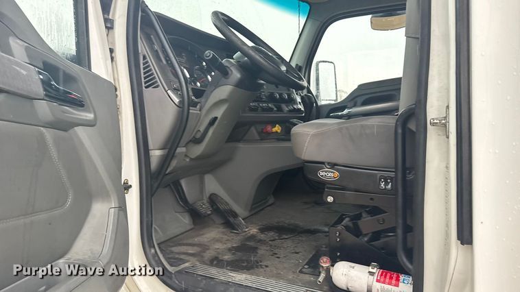 image for item ER2395 2015 Kenworth T680  semi truck