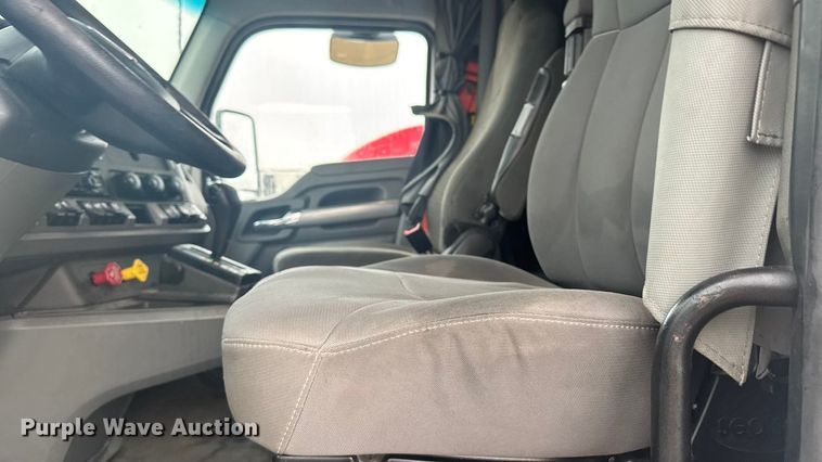 image for item ER2395 2015 Kenworth T680  semi truck