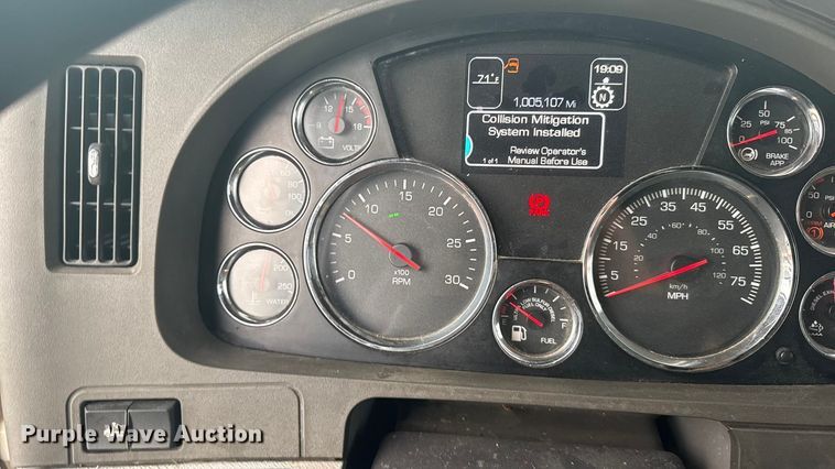 image for item ER2395 2015 Kenworth T680  semi truck