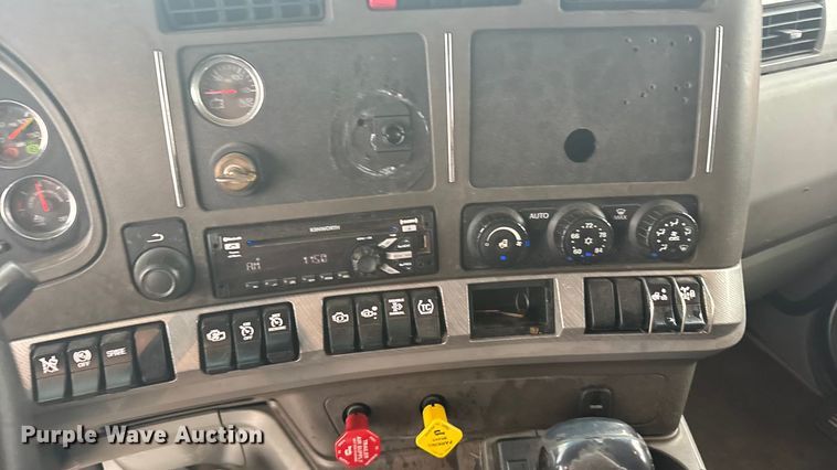 image for item ER2395 2015 Kenworth T680  semi truck