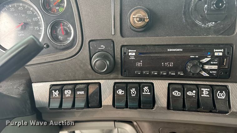 image for item ER2395 2015 Kenworth T680  semi truck