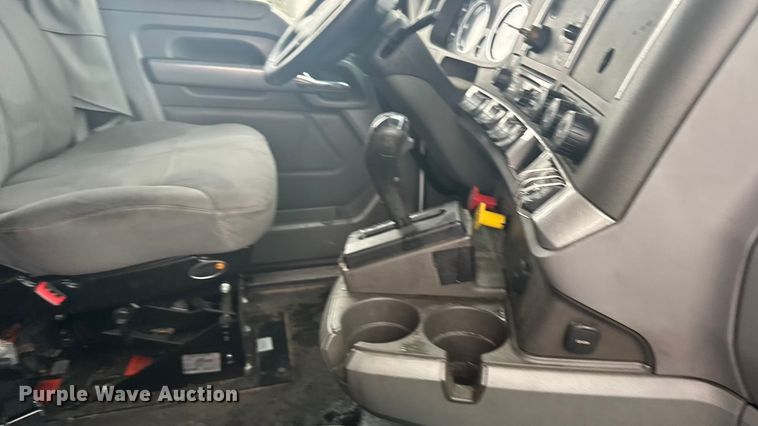 image for item ER2395 2015 Kenworth T680  semi truck