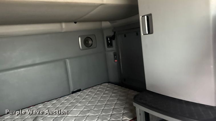 image for item ER2395 2015 Kenworth T680  semi truck