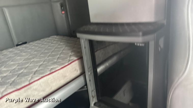 image for item ER2395 2015 Kenworth T680  semi truck