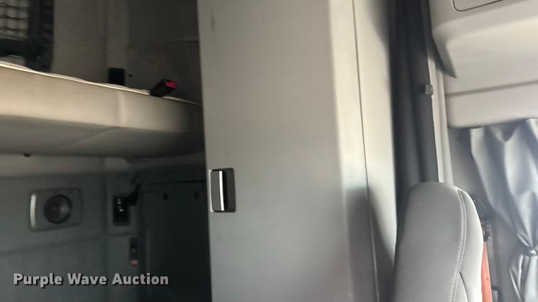 image for item ER2395 2015 Kenworth T680  semi truck