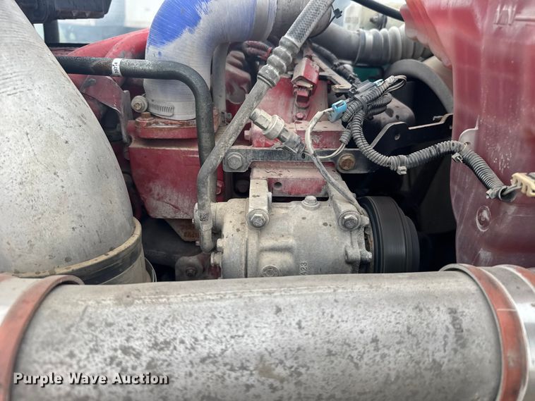 image for item ER2395 2015 Kenworth T680  semi truck