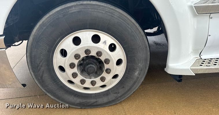 image for item ER2395 2015 Kenworth T680  semi truck