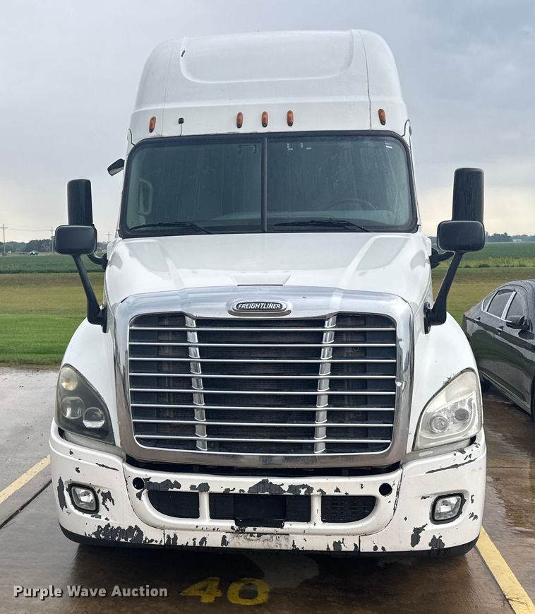 image for item ER2396 2016 Freightliner Cascadia semi truck