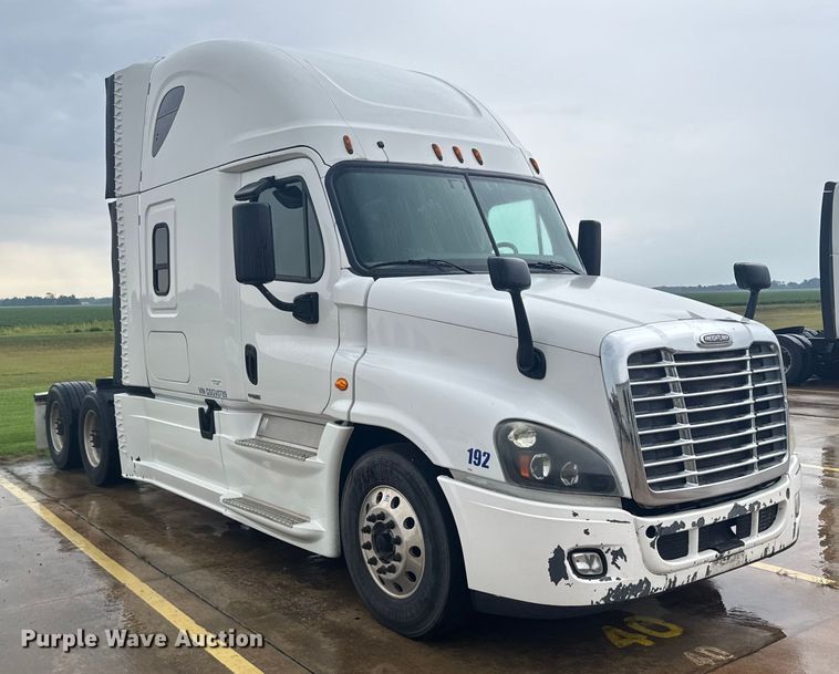 image for item ER2396 2016 Freightliner Cascadia semi truck