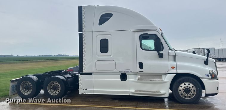 image for item ER2396 2016 Freightliner Cascadia semi truck