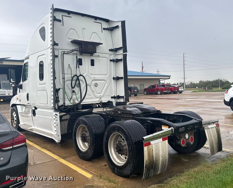 image for item ER2396 2016 Freightliner Cascadia semi truck