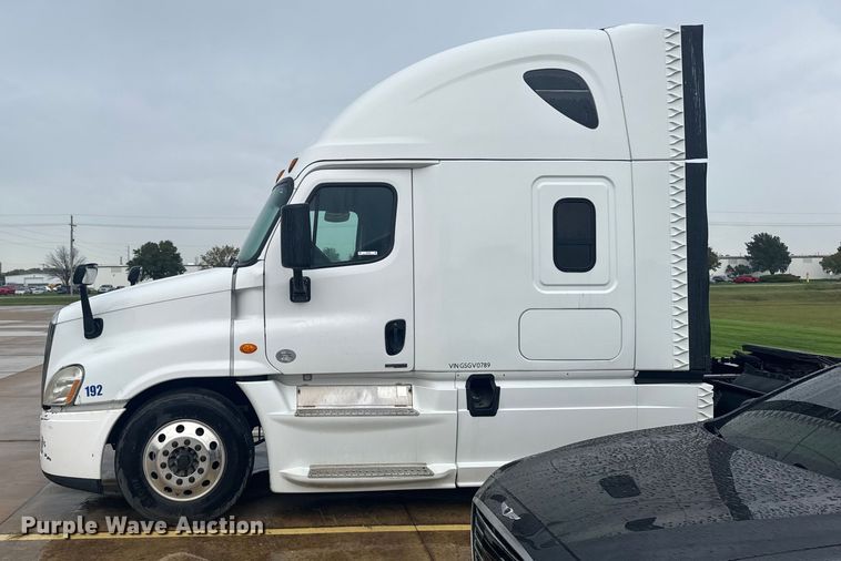 image for item ER2396 2016 Freightliner Cascadia semi truck