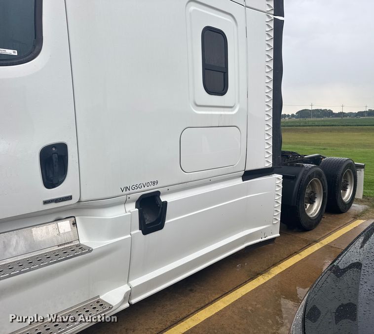 image for item ER2396 2016 Freightliner Cascadia semi truck