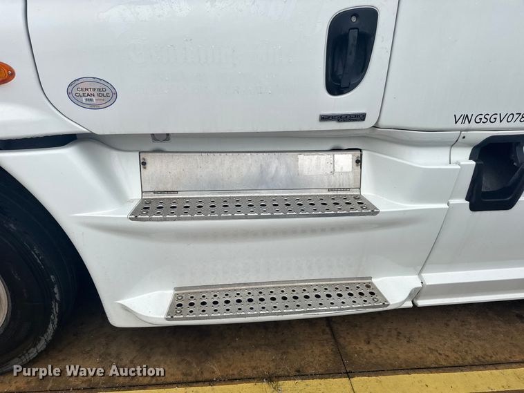 image for item ER2396 2016 Freightliner Cascadia semi truck