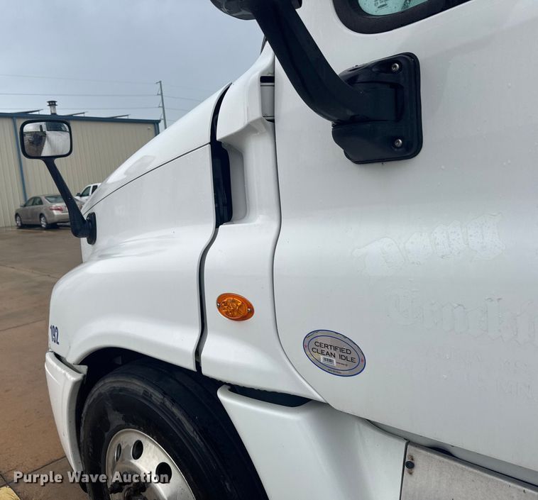 image for item ER2396 2016 Freightliner Cascadia semi truck