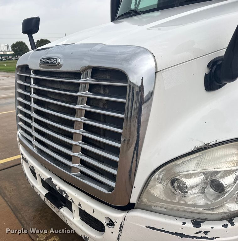 image for item ER2396 2016 Freightliner Cascadia semi truck