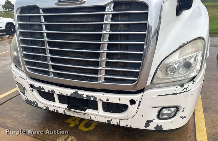 image for item ER2396 2016 Freightliner Cascadia semi truck