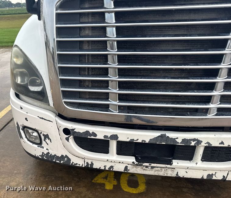 image for item ER2396 2016 Freightliner Cascadia semi truck