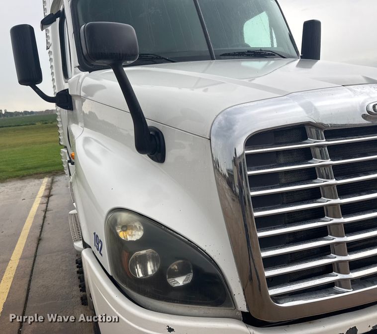 image for item ER2396 2016 Freightliner Cascadia semi truck