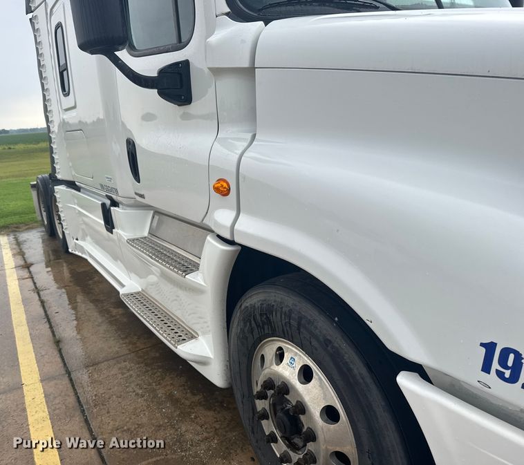 image for item ER2396 2016 Freightliner Cascadia semi truck