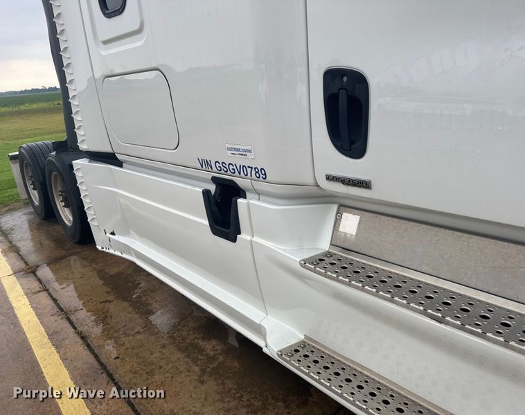 image for item ER2396 2016 Freightliner Cascadia semi truck