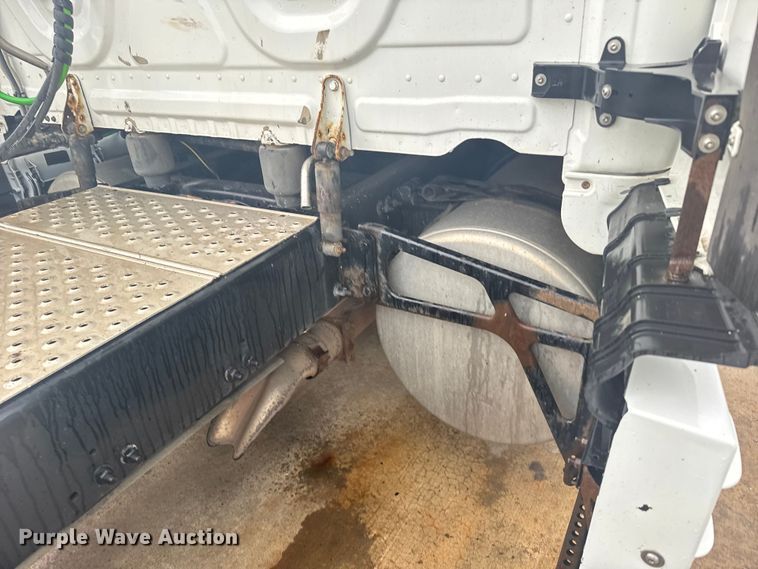 image for item ER2396 2016 Freightliner Cascadia semi truck