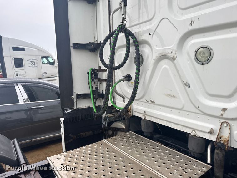 image for item ER2396 2016 Freightliner Cascadia semi truck