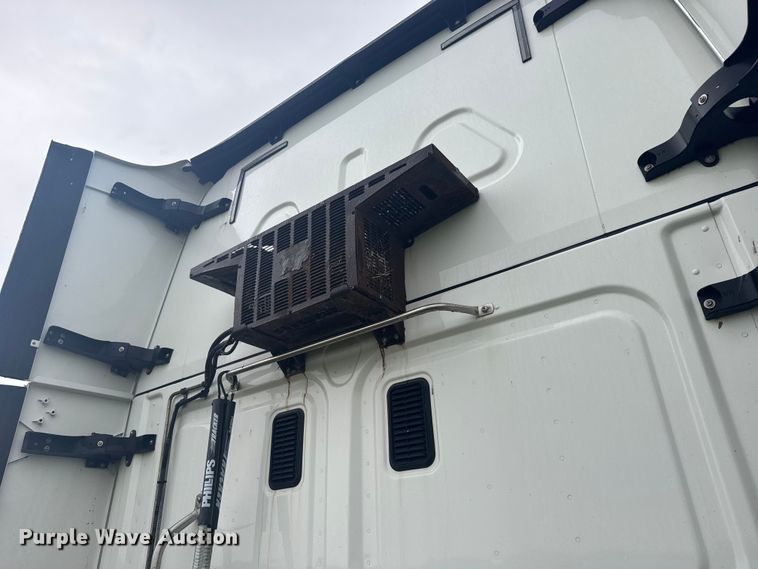 image for item ER2396 2016 Freightliner Cascadia semi truck