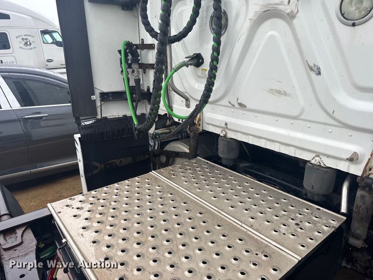 image for item ER2396 2016 Freightliner Cascadia semi truck