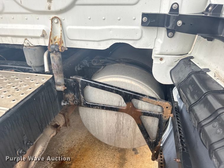 image for item ER2396 2016 Freightliner Cascadia semi truck