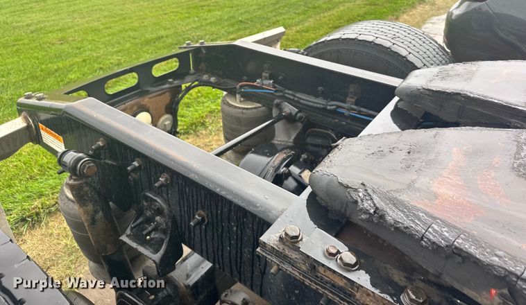 image for item ER2396 2016 Freightliner Cascadia semi truck