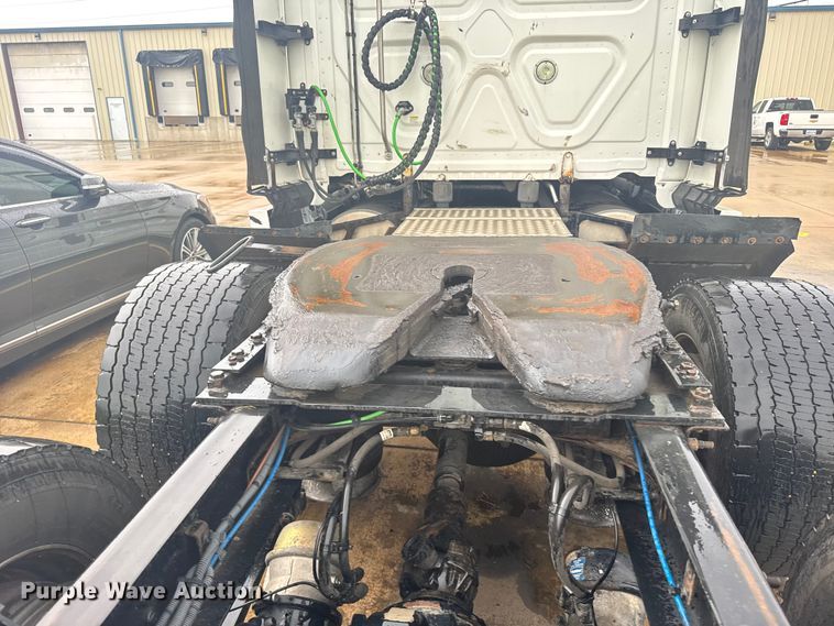 image for item ER2396 2016 Freightliner Cascadia semi truck