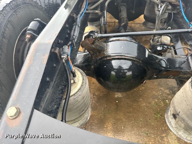 image for item ER2396 2016 Freightliner Cascadia semi truck