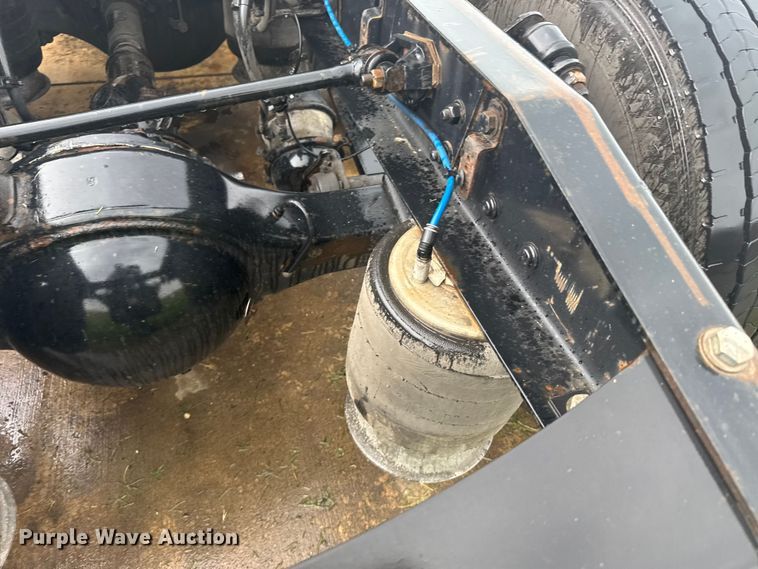 image for item ER2396 2016 Freightliner Cascadia semi truck