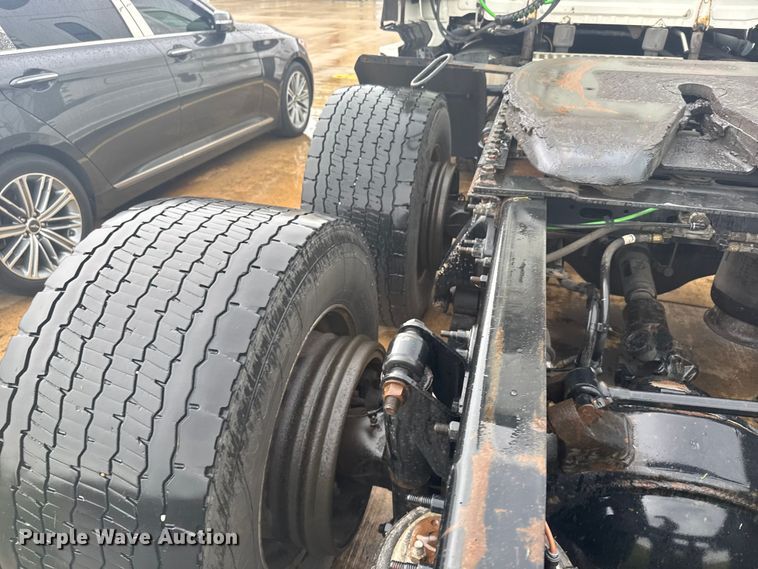 image for item ER2396 2016 Freightliner Cascadia semi truck